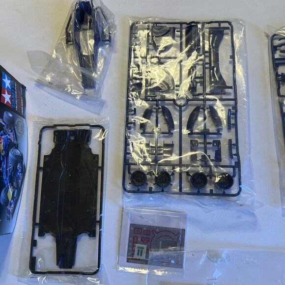 Red Bull Racing Renault RB6 F1 Racing Tamiya 1/20 Model Sebastian Vettel - Picture 7 of 16